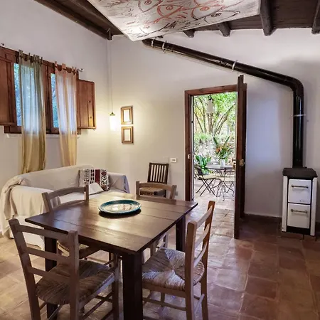 Holiday home Casa Conigli Con Piscina Condivisa